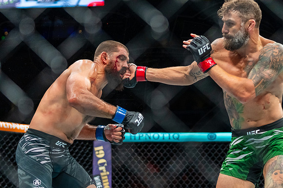 Michael Chiesa vs Court McGee